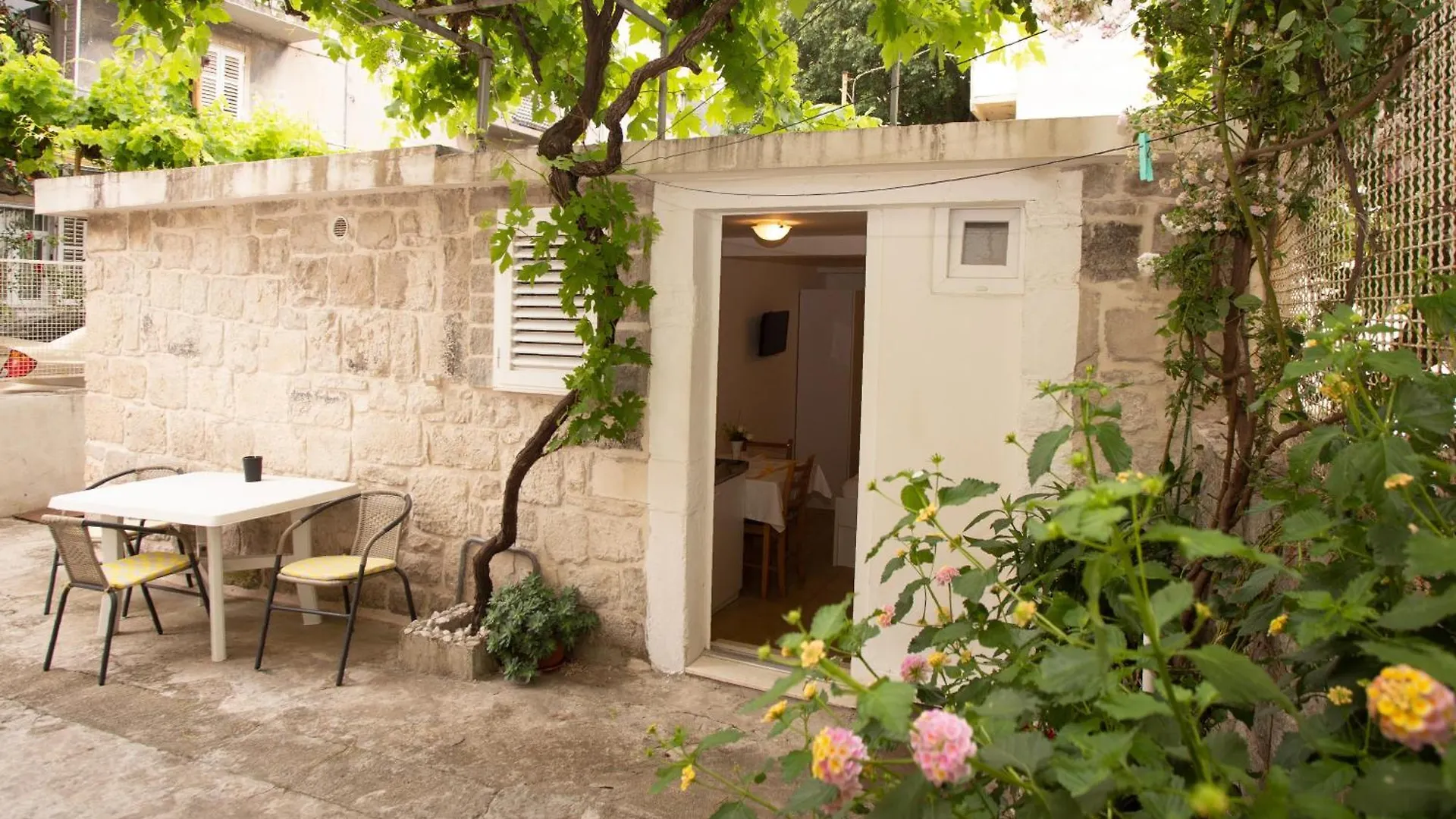 Downtown Spalato Private Rooms Apartment Split